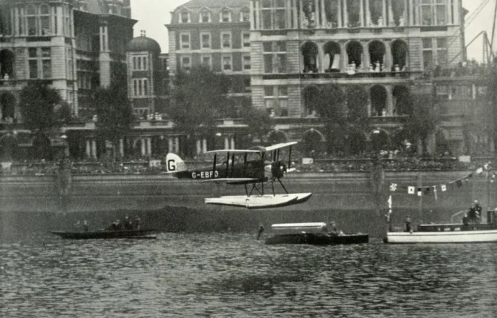 Framed Print : Sir Alan J. Cobham landing his D.H.50 at Westminster