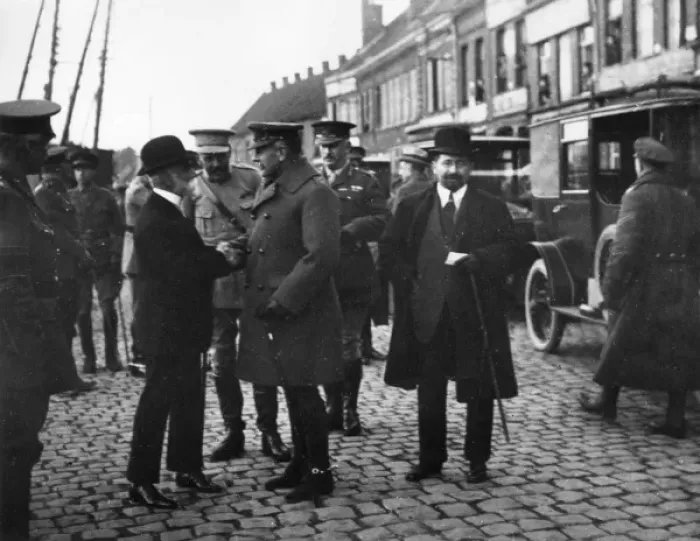 Framed Print : Sir Douglas Haig meeting President of Portugal, France Framed Print : Sir Douglas Haig meeting President of Portugal, France