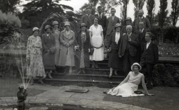 Framed Print : Sir Edwin Lutyens with a group of admiring architects Framed Print : Sir Edwin Lutyens with a group of admiring architects