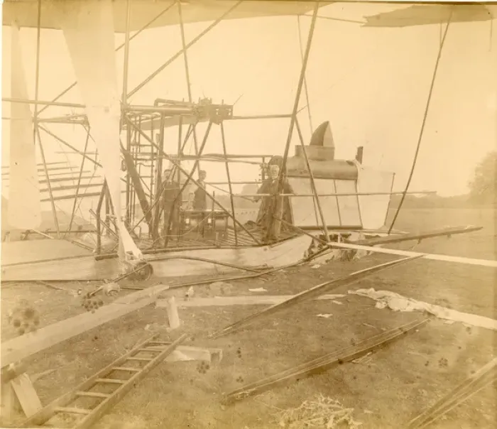 Framed Print : Sir Hiram Maxim steam-driven aeroplane in the course of ? Framed Print : Sir Hiram Maxim steam-driven aeroplane in the course of ?