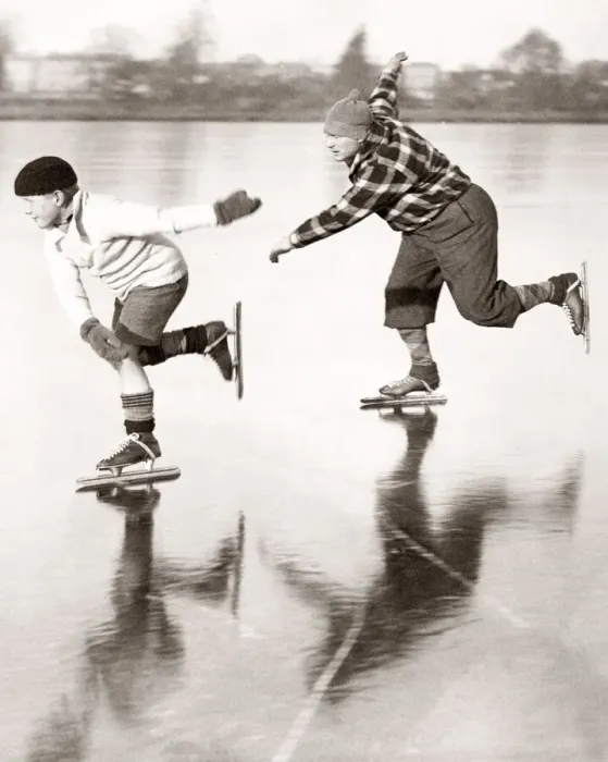Framed Print : Skating on the ice at Rickmansworth, England, 1933 Framed Print : Skating on the ice at Rickmansworth, England, 1933
