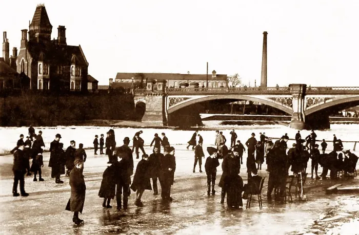 Framed Print : Skating on the River Trent at Trent Bridge, Nottingham Framed Print : Skating on the River Trent at Trent Bridge, Nottingham