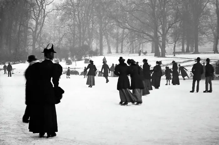 Framed Print : Skating on the Serpentine, London, Victorian period Framed Print : Skating on the Serpentine, London, Victorian period
