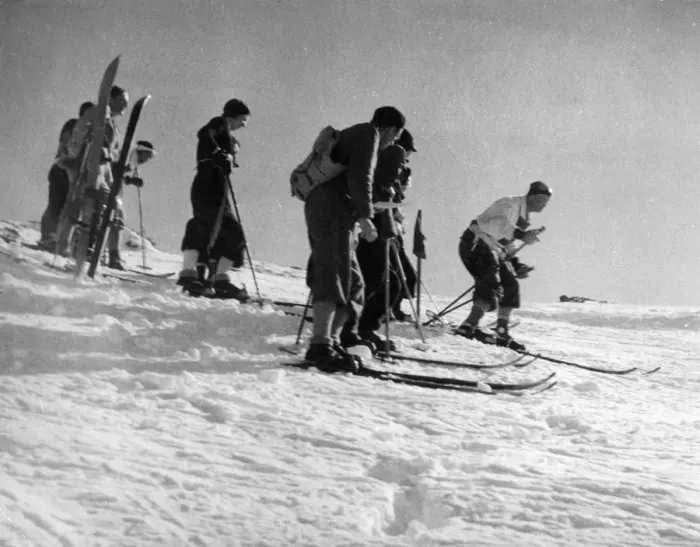 Framed Print : SKIING GROUP Framed Print : SKIING GROUP