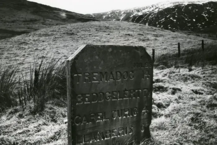 Framed Print : Slate milestone, Pen y Gwryd, North Wales