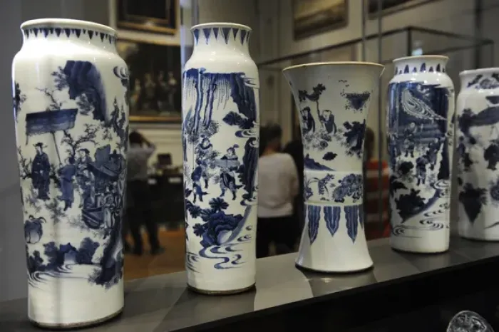 Framed Print : Sleeve vases rolwagens. China, 1635-1650 Framed Print : Sleeve vases rolwagens. China, 1635-1650