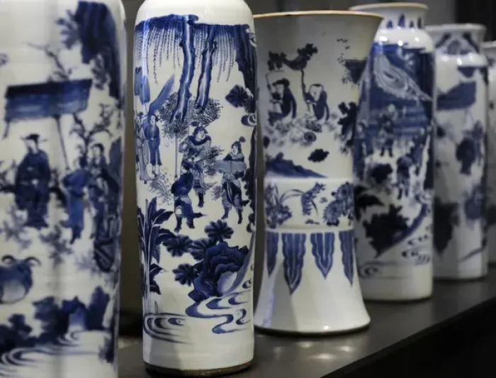 Framed Print : Sleeve vases rolwagens. China, 1635-1650 Framed Print : Sleeve vases rolwagens. China, 1635-1650