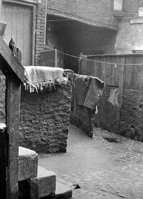 Framed Print : Slum housing, probably Manchester, early 1900s Framed Print : Slum housing, probably Manchester, early 1900s