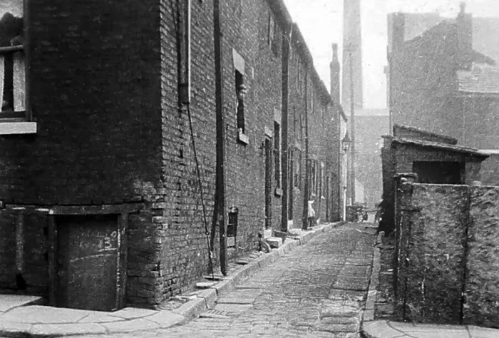 Framed Print : Slum housing, probably Manchester, early 1900s Framed Print : Slum housing, probably Manchester, early 1900s
