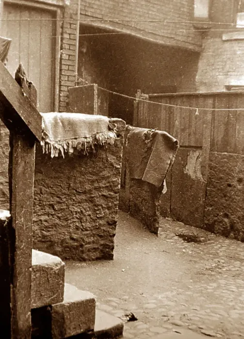Framed Print : Slum housing, probably Manchester, early 1900s Framed Print : Slum housing, probably Manchester, early 1900s