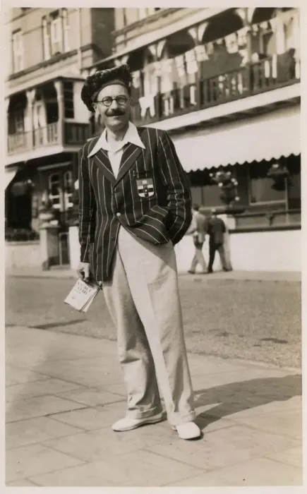 Framed Print : Smart, sartorially-confident Gent at the seaside Framed Print : Smart, sartorially-confident Gent at the seaside