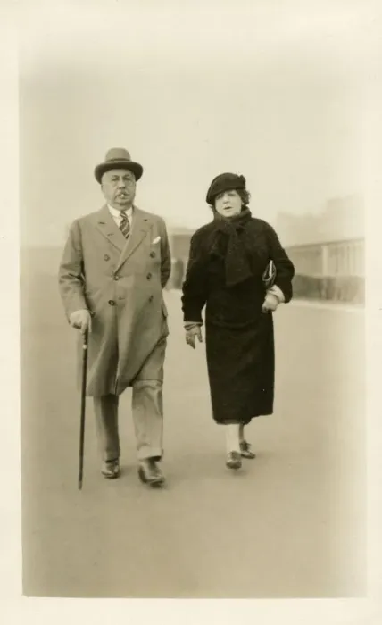 Framed Print : Smartly-dressed older couple - Brighton, East Sussex Framed Print : Smartly-dressed older couple - Brighton, East Sussex