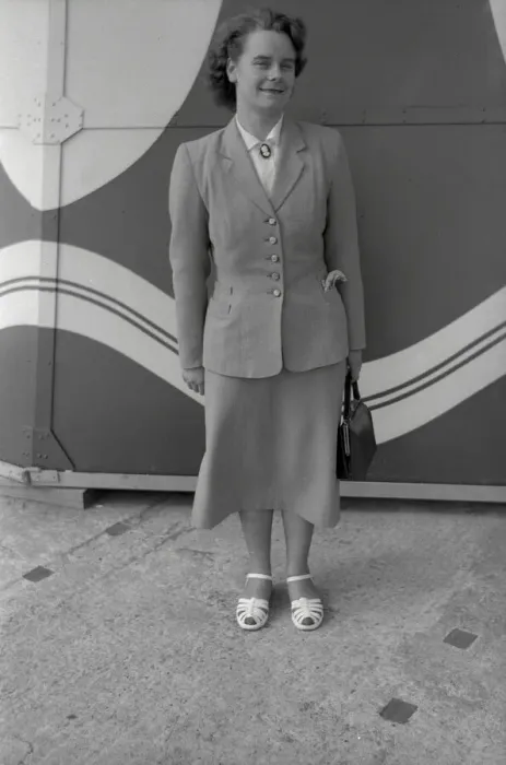 Framed Print : Smartly-dressed young lady in front of a patterned backdrop Framed Print : Smartly-dressed young lady in front of a patterned backdrop