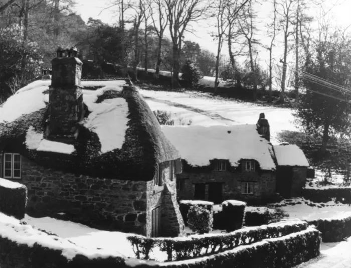 Framed Print : Snowy Thatched Cottages Framed Print : Snowy Thatched Cottages
