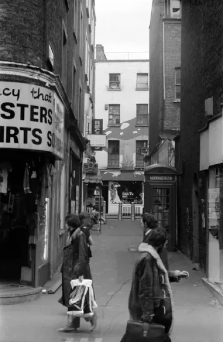 Framed Print : Soho, London - Lowndes Court, Carnaby Street W1 Framed Print : Soho, London - Lowndes Court, Carnaby Street W1