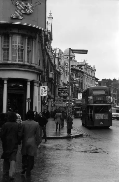 Framed Print : Soho, London - Shaftesbury Avenue W1 Framed Print : Soho, London - Shaftesbury Avenue W1