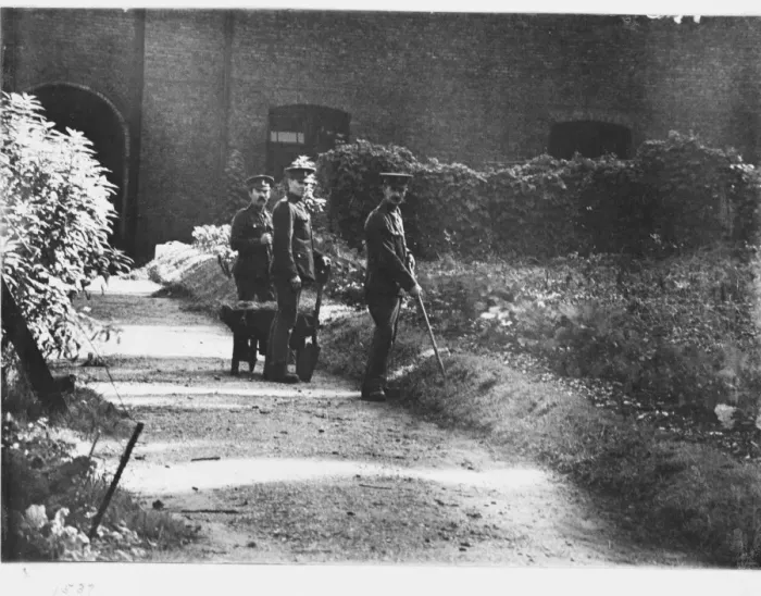 Framed Print : Soldiers in grounds, 1917 at the Natural History Museum, Lon Framed Print : Soldiers in grounds, 1917 at the Natural History Museum, Lon