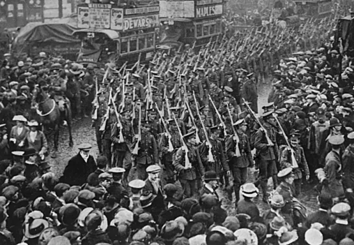 Framed Print : Soldiers marching along, Commercial Rd, London, WW1