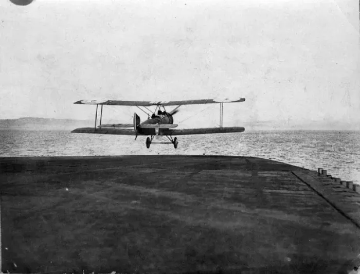 Framed Print : A Sopwith 1 1 / 2 Strutter takes-off from HMS Furious Framed Print : A Sopwith 1 1 / 2 Strutter takes-off from HMS Furious