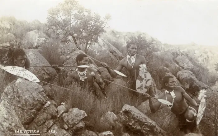 Framed Print : South Africa - Zulu Tribesmen ready to attack Framed Print : South Africa - Zulu Tribesmen ready to attack