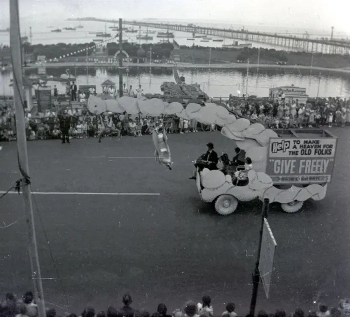 Framed Print : Southend Carnival parade, along the sea-front Framed Print : Southend Carnival parade, along the sea-front