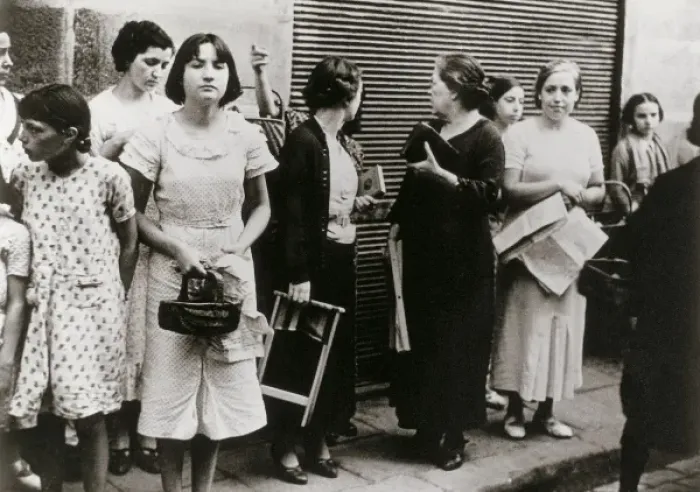 Framed Print : Spain. Post-war. Queu to obtain supplies. Photography Framed Print : Spain. Post-war. Queu to obtain supplies. Photography