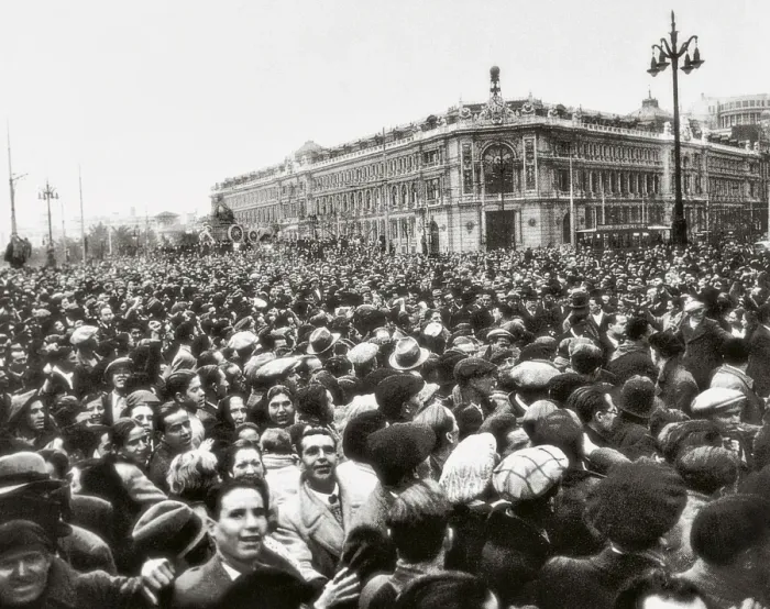 Framed Print : Spain. Second Republic. Popular demonstration in Madrid after the triumph Framed Print : Spain. Second Republic. Popular demonstration in Madrid after the triumph