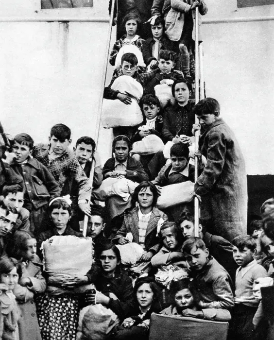 Framed Print : Spanish Civil War child refugees arrive at Southampton, 1937 Framed Print : Spanish Civil War child refugees arrive at Southampton, 1937