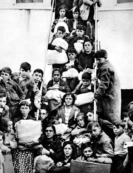 Framed Print : Spanish Refugees leaving the Habana, Southampton 1937 Framed Print : Spanish Refugees leaving the Habana, Southampton 1937