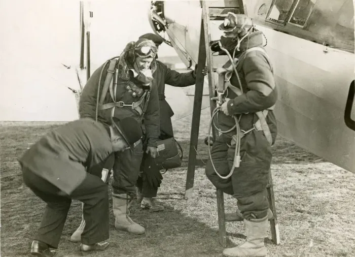 Framed Print : Sqn Ldr Lord Clydesdale, left, the chief pilot of the H? Framed Print : Sqn Ldr Lord Clydesdale, left, the chief pilot of the H?