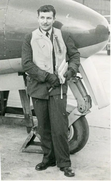 Framed Print : Sqn Ldr Bill Waterton alongside a Gloster Meteor Framed Print : Sqn Ldr Bill Waterton alongside a Gloster Meteor