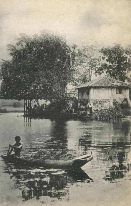 Framed Print : Sri Lanka - Villager in his dugout canoe Framed Print : Sri Lanka - Villager in his dugout canoe