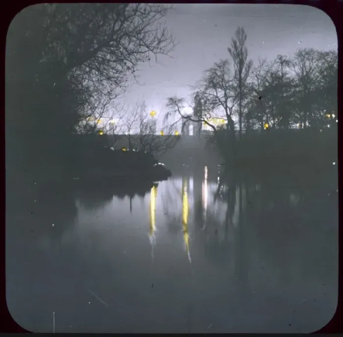 Framed Print : St James Park / Lantern Framed Print : St James Park / Lantern