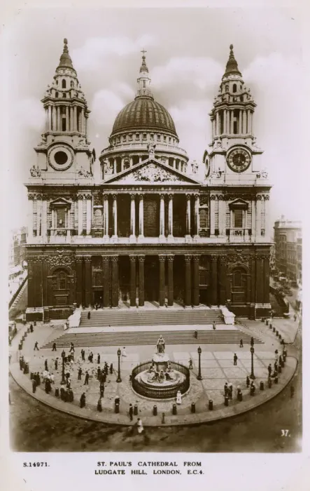 Framed Print : St. Pauls Cathedral from Ludgate Hill, London Framed Print : St. Pauls Cathedral from Ludgate Hill, London
