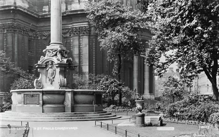 Framed Print : St. Paul's Churchyard in London Framed Print : St. Paul's Churchyard in London
