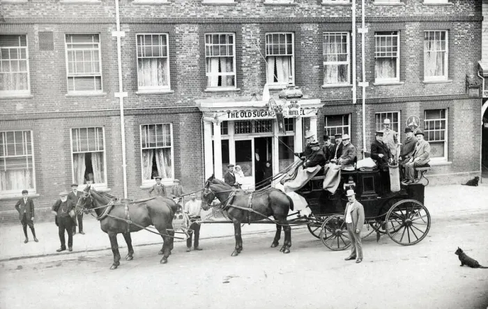 Framed Print : Stagecoach outside The Sugar Loaf Hotel, Dunstable Framed Print : Stagecoach outside The Sugar Loaf Hotel, Dunstable
