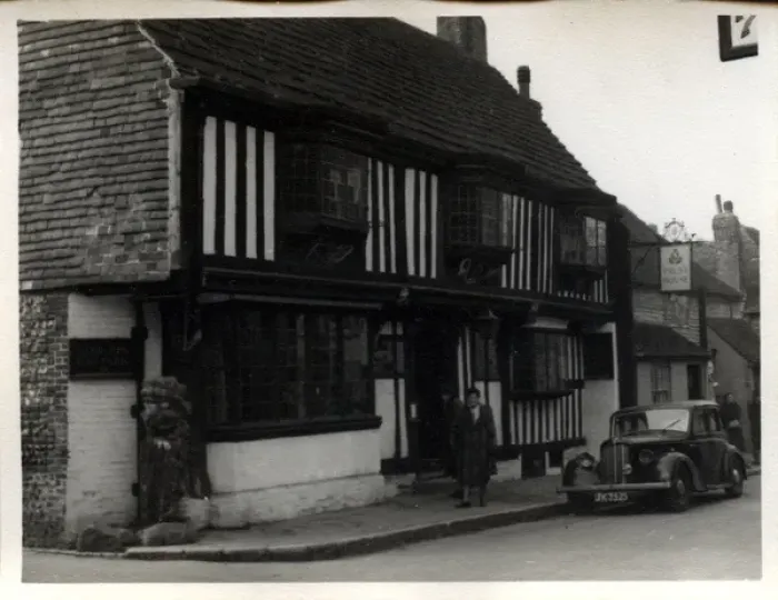Framed Print : The Star Inn with Morris 12 Vintage Car, Alfriston, Sussex Framed Print : The Star Inn with Morris 12 Vintage Car, Alfriston, Sussex