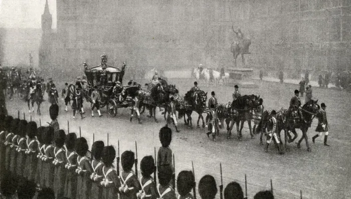 Framed Print : State Coach in Royal Pageant, Reopening of Parliament Framed Print : State Coach in Royal Pageant, Reopening of Parliament
