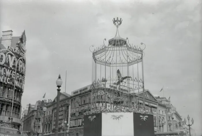 Framed Print : Statue of Eros, Piccadilly Circus, London