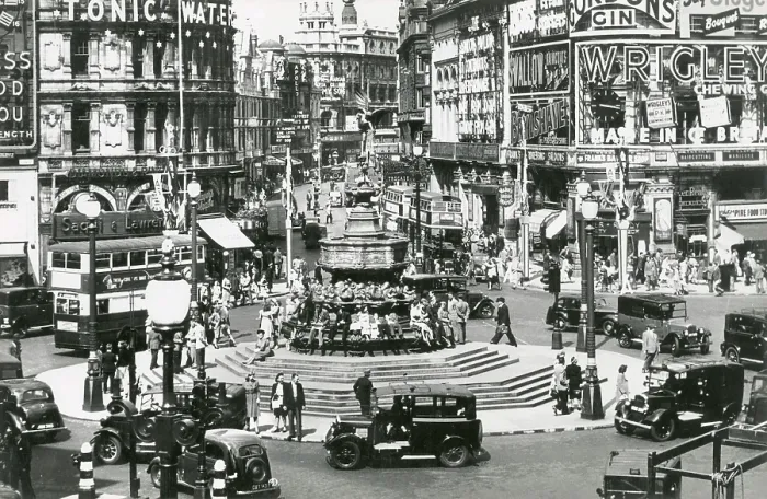 Framed Print : Statue of Eros, Piccadilly Circus, London Framed Print : Statue of Eros, Piccadilly Circus, London