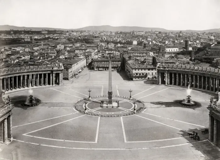 Framed Print : Statue / fountains St Peters Square, the Vatican, Rome, Italy Framed Print : Statue / fountains St Peters Square, the Vatican, Rome, Italy