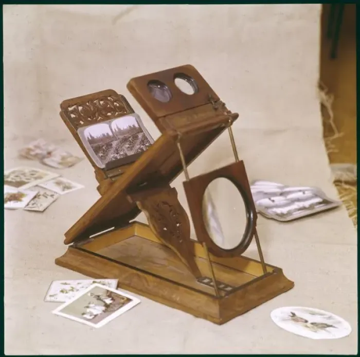 Framed Print : Stereoscopic Viewer 19C Framed Print : Stereoscopic Viewer 19C