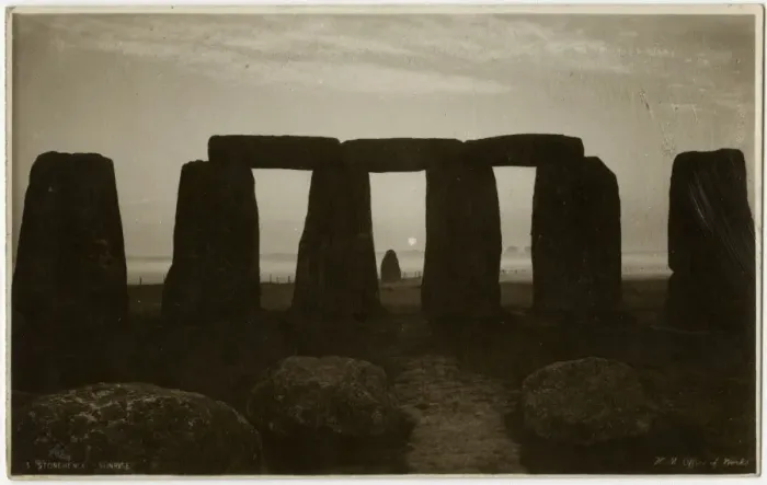 Framed Print : Stonehenge, Wiltshire - Sunrise through the stones Framed Print : Stonehenge, Wiltshire - Sunrise through the stones