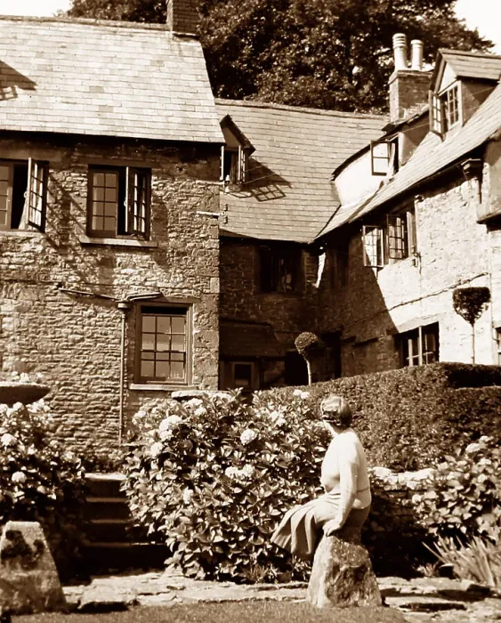 Framed Print : Stow on the Wold Red Lion garden, 1930s Framed Print : Stow on the Wold Red Lion garden, 1930s