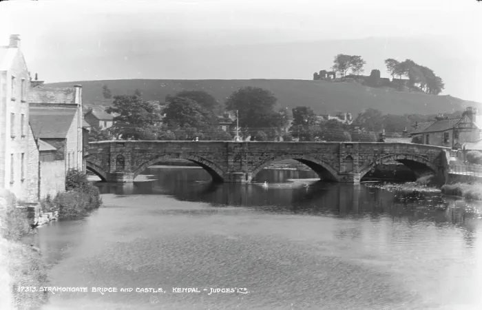 Framed Print : Stramongate Bridge and Castle Framed Print : Stramongate Bridge and Castle