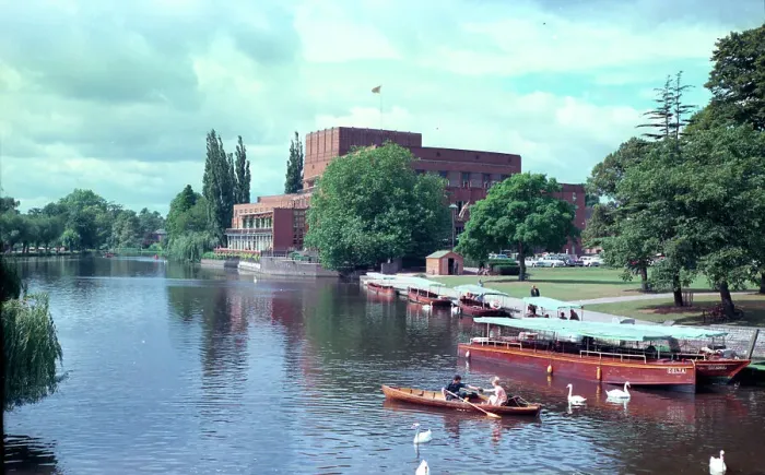 Framed Print : Stratford-upon-Avon - Royal Shakespeare Theatre, River Avon Framed Print : Stratford-upon-Avon - Royal Shakespeare Theatre, River Avon