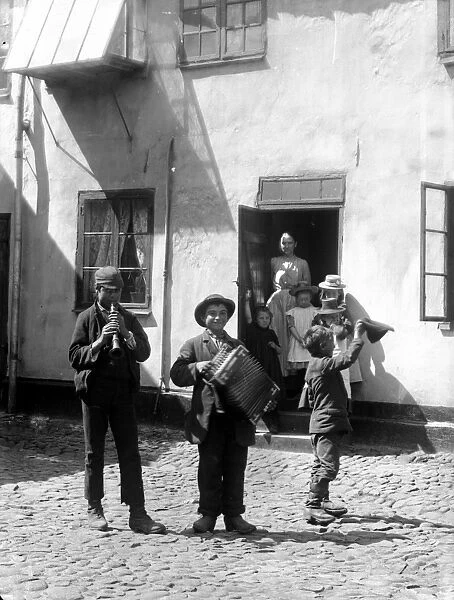 Street musicians 1910