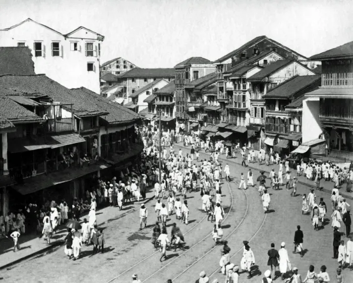 Framed Print : Street scene, Bombay (Mumbai), India Framed Print : Street scene, Bombay (Mumbai), India