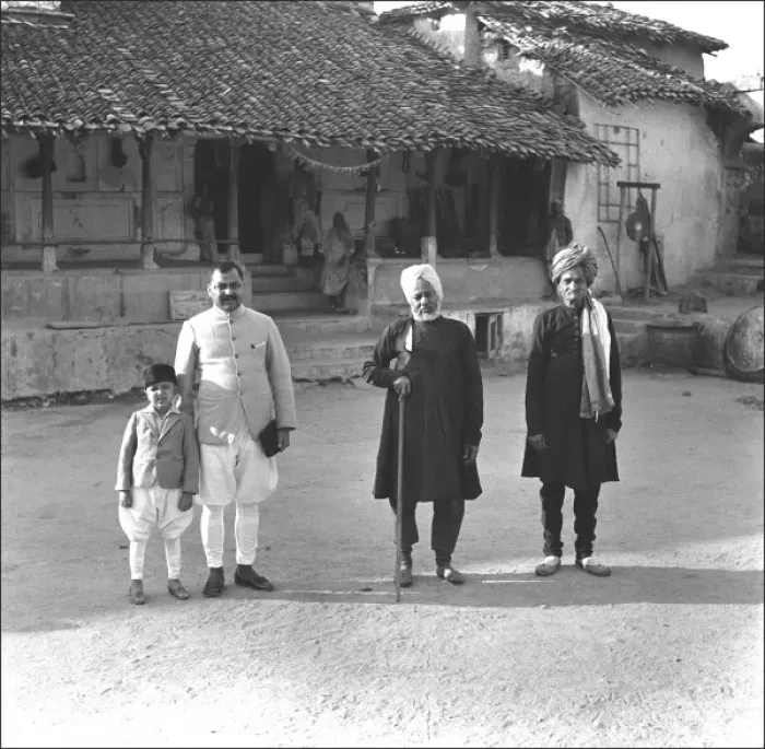 Framed Print : Street scene in Madhya Pradesh, India Framed Print : Street scene in Madhya Pradesh, India