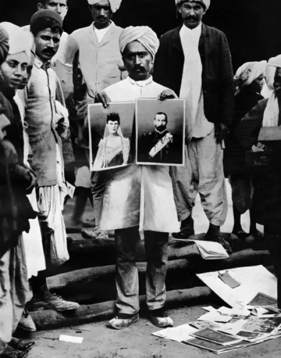 Framed Print : Street vendor selling portraits of King George V during Delh Framed Print : Street vendor selling portraits of King George V during Delh